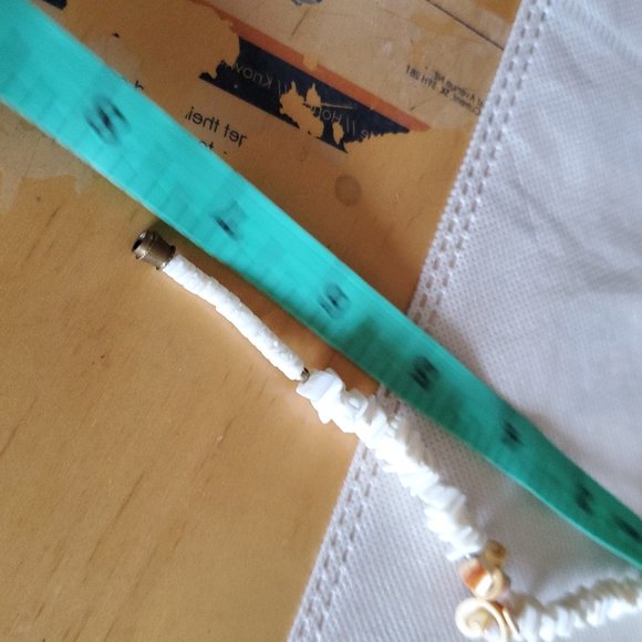 White Shell Bracelet With Shell Floral Pattern - Picture 4 of 4